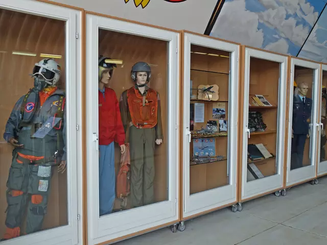 Uniformen, Bildmaterial, Modellflugzeuge etc. gibt es für die Besucher:innen in den Ausstellungsvitrinen zu entdecken.  | Foto: Alfred Schramm