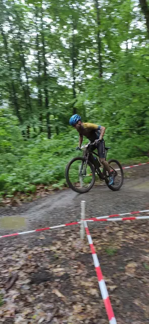 Andre Moser kämpft sich durch den Matsch. | Foto: Franziska Holderer