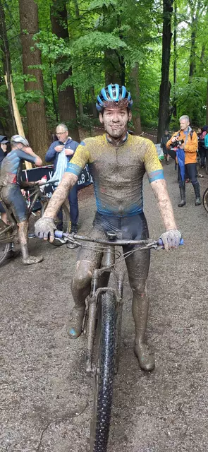 Vom Trikot ist am Ende nicht mehr viel zu sehen. | Foto: Franziska Holderer