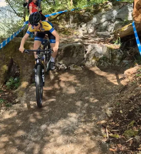 Raphael meistert die technischen Downhills ohne Probleme.