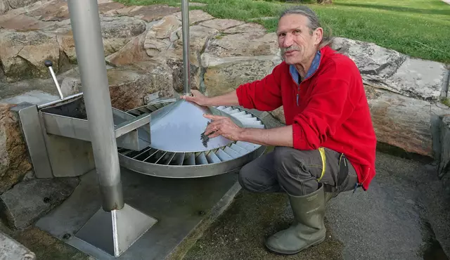 Jede einzelne Lamelle wird von Algen befreit. | Foto: Stadt Kehl