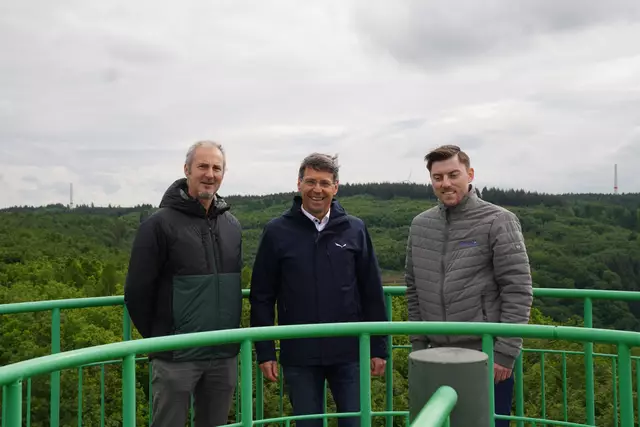 Jörg Bold von der Bürgerenergie Ettenheim, Bürgermeister Bruno Metz, Thomas Schuwald von der Ökostromgruppe Freiburg (v. l.) | Foto: Stadt Ettenheim