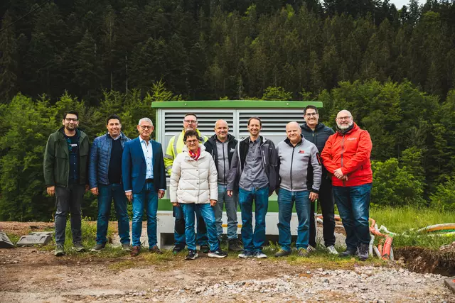 Groß ist die Freude in Oppenau zum Ausbau des Strom- und Breitbandnetzes bei Mesut Cakin (v. l.), Breitbandgesellschaft Ortenau, Matthias Fischer, Ortsvorsteher Oppenau-Lierbach, Uwe Gaiser, Bürgermeister der Stadt Oppenau, Elfriede Watzl, Ortsvorsteherin Oppenau-Maisach, Michael Moritz, Überlandwerk Mittelbaden, Marco Zapf, Josef Schnell GmbH, Michael Pfeifer, Technisches Amt Stadt Oppenau, Udo Kimmig, Josef Schnell GmbH, Michael Straub, Baum Hoch-, Tief- und Straßenbau GmbH, und Stefan Schmutzler vom Überlandwerk Mittelbaden | Foto: Elektrizitätswerk Mittelbaden 
