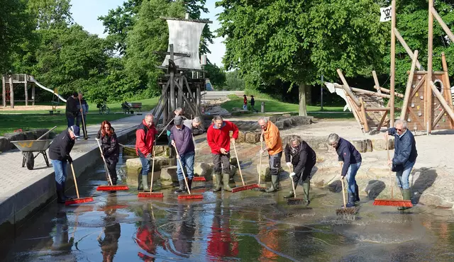 Mit vereinten Kräften wird dienstags und freitags der Spielplatz zwischen Rhein und Altrhein von den ehrenamtlichen Kehler Wasserbändlern gereinigt.  | Foto: Stadt Kehl
