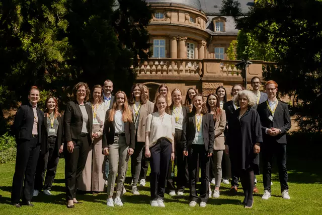 Die besten Absolventen beider Hochschulen mit Ministerialdirigentin Anngret Breitenbücher (vorne links) im Park der Villa Reizenstein in Stuttgart | Foto: Staatsministerium Baden-Württemberg
