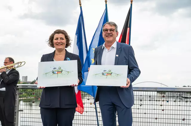 Jeanne Barseghian und Wolfram Britz setzen ein Zeichen für Frieden und Freundschaft. | Foto: Stadt Kehl