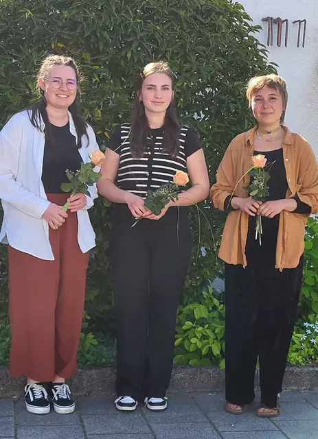 Freuen sich über den Abschluss ihrer Ausbildung im Studiengang Hebammenwissenschaft: Meike Dorer (v. l.), Isabella Uhl und Solveig Falk. | Foto: Ortenau Klinikum