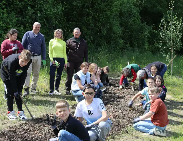 Rund 1.000 Sommerblumenzwiebeln pflanzten die Schüler zusammen Stadtgärtner Otto Maier.  | Foto: Stadt Renchen