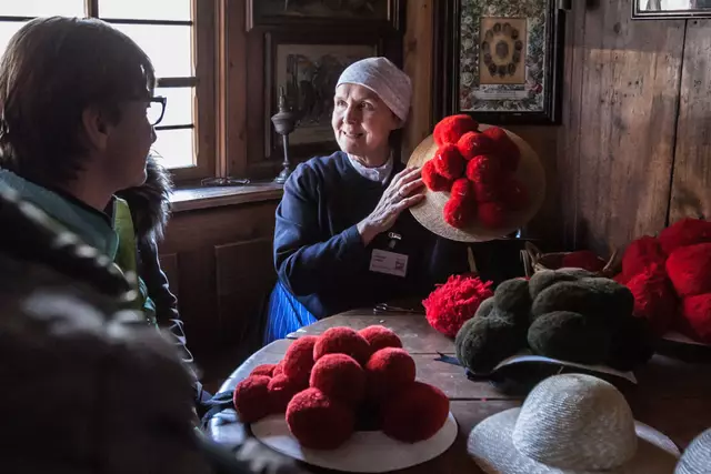 Mit dabei sind auch Trachtenhandwerker wie eine Bollenhutmacherin. | Foto: Schwarzwälder Freilichtmuseum Vogtsbauernhof