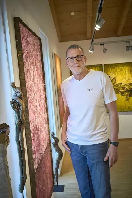 Pirmin Wilhelm beschäftigt sich seit seiner Kindheit mit Kunst. Er ist täglich in seiner Werkstatt und beschäftigt sich immer wieder neu mit seinen Werken, die er in seiner Galerie auch ausstellt. Erste Impressionen gibt es unter pirmin-wilhelm.de. | Foto: Michael Bode
