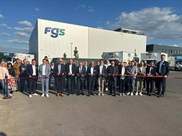 Mit dem Durschneiden des Einweihungsbands wird der Neubau der FGS Baden eröffnet. | Foto: Silvio Bernadowitz