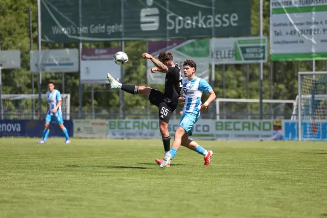 Der SV Oberachern (blaues Trikot) hatte im Heimspiel gegen den TSV Essingen das Nachsehen und verlor im Waldseestadion mit 1:2. | Foto: MM