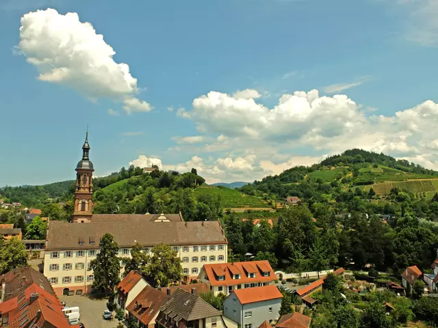 Sicht auf die Jakobuskapelle auf dem Bergle und auf das ehemalige Benediktinerkloster Gengenbach.   | Foto: Alfred Schramm