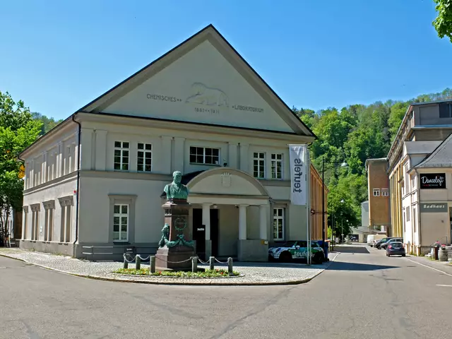 Ansicht des chemischen Laboratoriums. Davor das Denkmal von Max von Duttenhofer. Er war ein deutscher Unternehmer und Industrieller. 
1863 übernahm Max Duttenhofer eine seit Jahrhunderten bestehende Pulvermühle von seinem Vater, aus der danach die Pulverfabrik Rottweil hervorging.  | Foto: Alfred Schramm