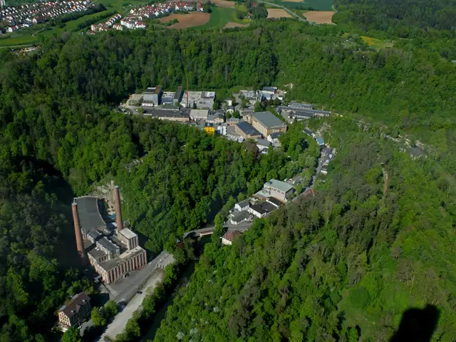Unterhalb des Testturms befindet sich im Neckartal ein Gebäudekomplex mit 40 Kulturdenkmälern, wie z.B. die ehemalige Pulverfabrik Rottweil.  | Foto: Alfred Schramm