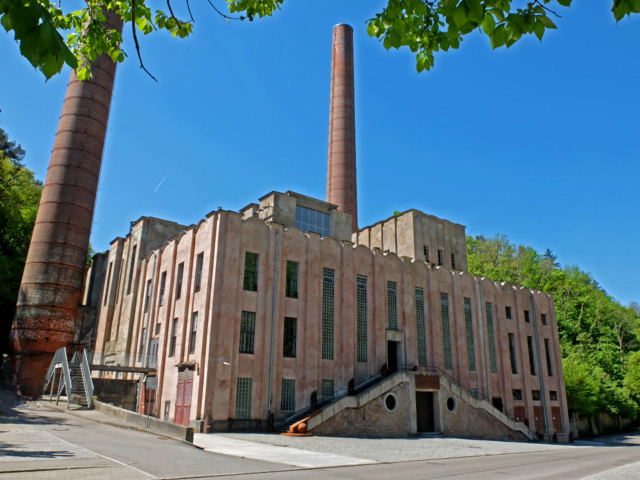 Das Kraftwerk der Pulverfabrik Rottweil ist ein ehemaliges mit Steinkohle, später auch Öl befeuertes Kraftwerk in Rottweil.  Die beiden Schornsteine des ursprünglich symmetrischen Gebäudes hatten ursprünglich eine Höhe von 90 Metern bei 3 Metern Durchmesser. Die beiden Schornsteine wurden im Jahr 2005 um 15 Meter gekürzt.
Bis 1976 diente das Kraftwerk der Pulverfabrik Rottweil, der später angesiedelten Kunstseidenfabrik sowie zeitweise der Stadt Rottweil zur Versorgung mit Elektrizität, Heißwasser und Dampf.
Heutzutage werden die Räumlichkeiten für Veranstaltungen wie Konzerte, Kongresse und Firmenveranstaltungen genutzt.  | Foto: Alfred Schramm