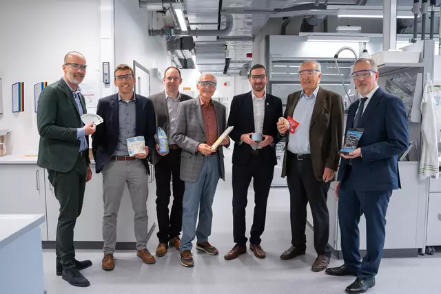 Von links: Dr. Stefan Karrer (Vorstand Technik, Koehler-Gruppe), Michael Trautmann (Bereichsleiter Zentrale Anlagentechnik, Koehler Innovation &amp; Technology), Volker Oestreich (Leiter Planung Bau – Zentrale Anlagentechnik, Koehler Innovation &amp; Technology), Wolfgang Furler (Vorsitzender des Aufsichtsrats, Koehler-Gruppe), Dr. Christian Kölmel (Bereichsleiter Technologie, Koehler Innovation &amp; Technology), Klaus Furler (Aufsichtsrat, Koehler Gruppe) sowie Frank Lendowski (Vorstand Finanzen &amp; Verwaltung, Koehler-Gruppe) erkundeten den neuen Innovationscampus mit großem Interesse. | Foto: Koehler-Gruppe 