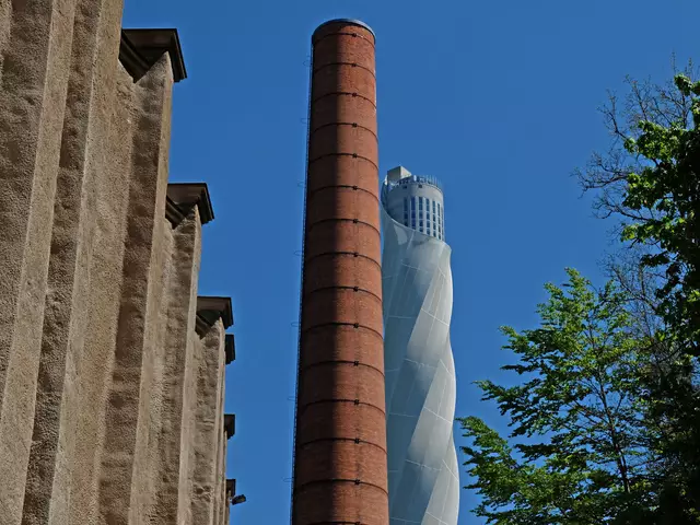 Was für ein schönes Paar! Einer der beiden Schornsteine des Kraftwerks der Pulverfabrik neben dem TK Elevator Testturm. | Foto: Alfred Schramm