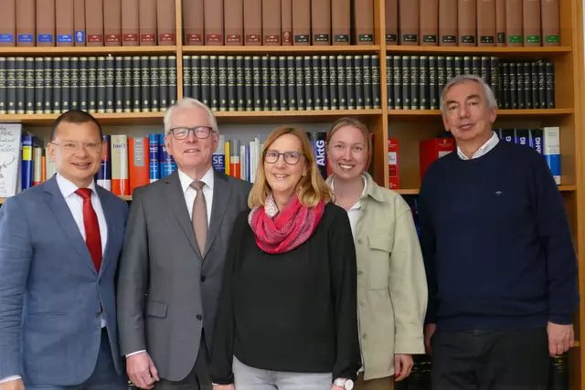 (V. l. n. r.) Peter Korn, Dr. Michael Jürgenmeyer, Iris Wölfle, Sophie Röske und Armin Oswald.

 | Foto: Jürgenmeyer &amp; Partner Rechtsanwälte mbB