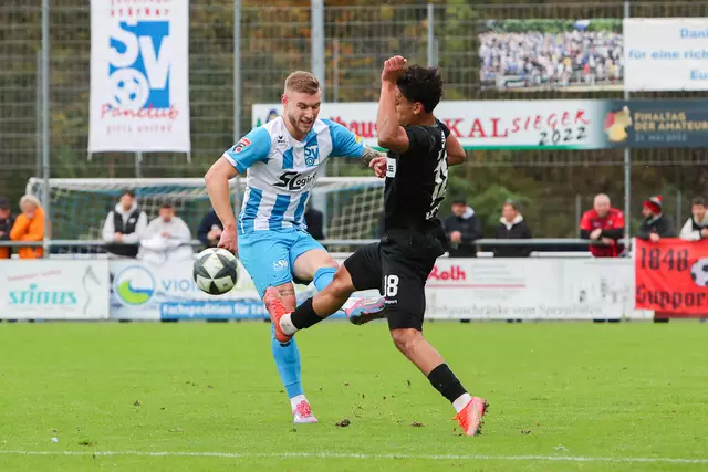 Szene aus dem Hinspiel im Waldseestadion, das Oberachern (blaues Trikot) knapp mit 0:1 verloren hatte. | Foto: Ünver