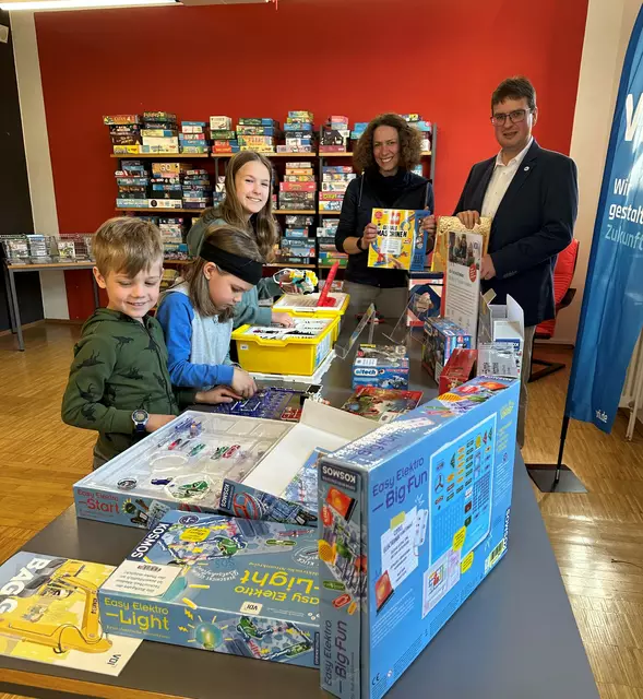 Die neue VDI-Techno Thek wurde in der Stadtbibliothek Offenburg begeistert angenommen. Ein Bild von der Eröffnung mit Malena Kimmig, Leiterin der Stadtbibliothek, und Carsten Busam vom VDI | Foto: Barbara Heer/Stadt Offenburg