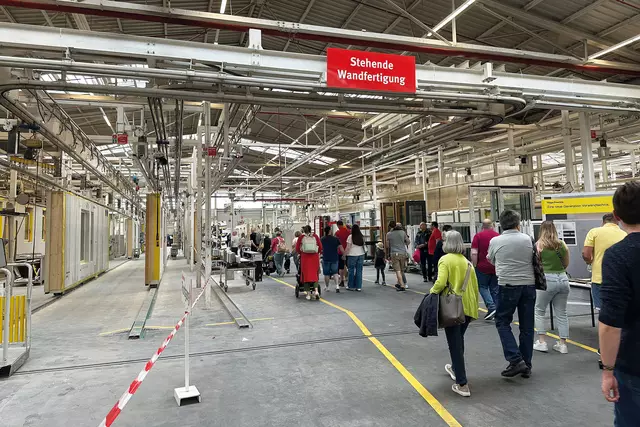 Bauen hautnah: In der Produktion konnten Besucher die Fertigung live miterleben – inklusive neuer Robotik-Technik. | Foto: WeberHaus