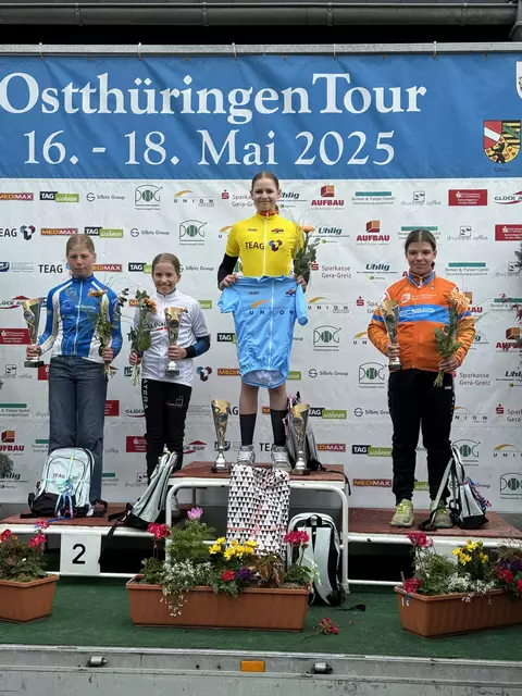 Anna Hoferer im weißen Trikot der Führenden in der Nachwuchswertung | Foto: Hoferer