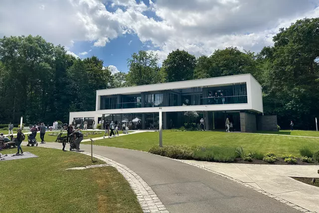 Entspanntes Flanieren und viele Entdeckungen: Die Ausstellungshäuser im Erlenpark waren den ganzen Tag über gut besucht. | Foto: WeberHaus