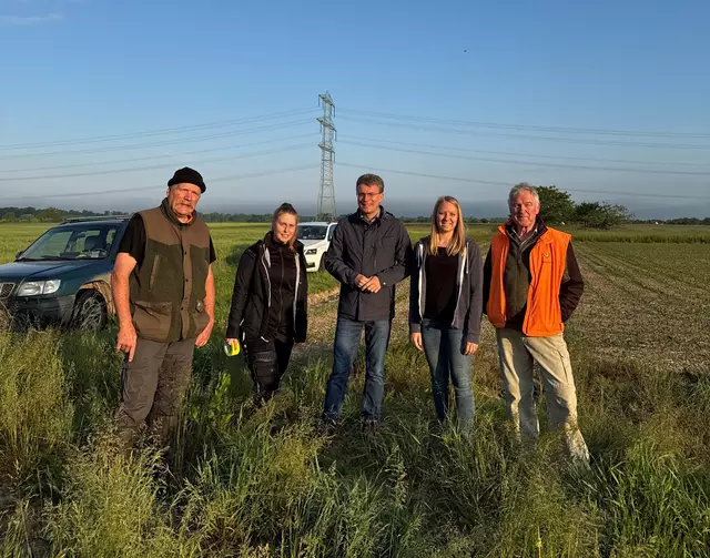 Landrat Thorsten Erny (Mitte) war mit den ehrenamtlichen Helfern der Kitzrettung Ortenau unterwegs. | Foto: Landratsamt Ortenaukreis