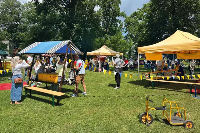 Spiel, Spaß und Kreativität: Spielbuden, Bastelaktionen, Hüpfburgen und ein Karussell begeisterten die Kinder. | Foto: WeberHaus