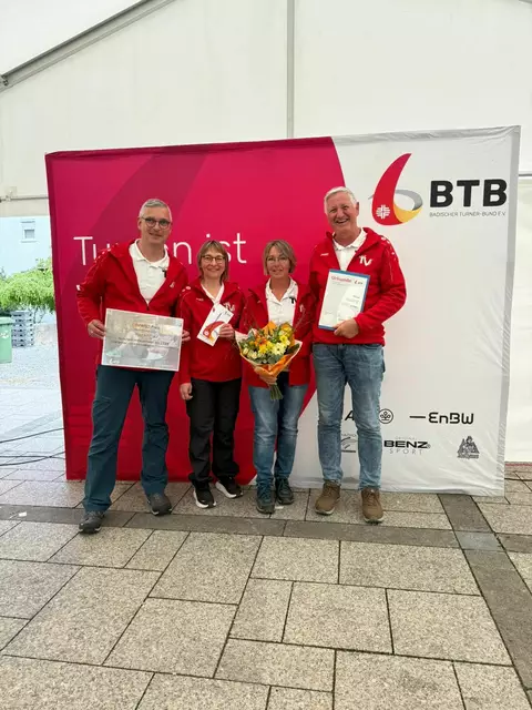 Markus und Sandra Benkeser sowie Petra und Stephan Stehle (v. l.) nahmen den Preis entgegen. | Foto: TV Lauf