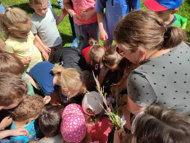 Die Kinder sammelten viele Hinweise, um am Ende das Zahlenschloss der Schatztruhe gemeinsam zu öffnen. | Foto: Romina Spath