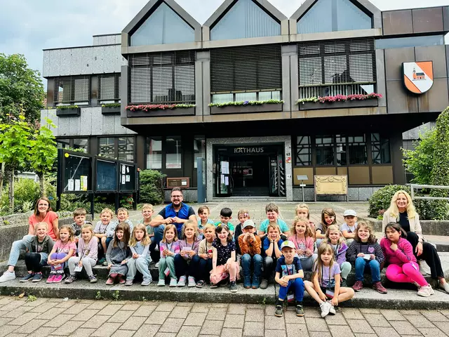 Die Schulanfänger des Kinder- und Familienzentrums St. Josef mit ihren Erzieherinnen Lena Bartuli und Stefanie Trautmann gemeinsam mit Bürgermeister Stefan Hattenbach | Foto: Gemeinde Kappelrodeck/Jasmin Liebich