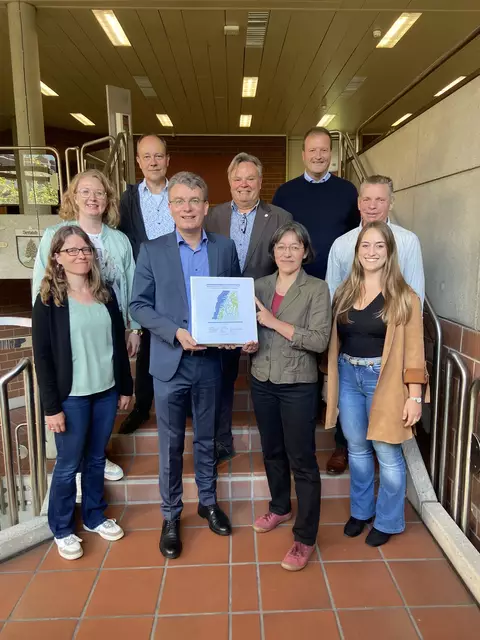 (Vorne v. l. n. r.)  Barbara Ennemoser, Obstbauberaterin Amt für Landwirtschaft, Landrat Thorsten Erny, Yvonne Morgenstern, Büro GIT HydroS Consult GmbH, Dunja Powroschnik, Büro GIT HydroS Consult GmbH (Hinten v. l. n. r.) Evelyn Bruch, Stellv. Dezernentin Dezernat Ländlicher Raum Landratsamt Ortenaukreis, Arno Zürcher, Amtsleiter Amt für Landwirtschaft, Jürgen Mair, Amtsleiter Amt für Wasserwirtschaft und Bodenschutz, Stefan Scheurer, Ing. Büro Himmelsbach&amp;Scheurer Beratende Ingenieure, Klaus Seger - Amt für Wasserwirtschaft und Bodenschutz
 | Foto: Foto: Landratsamt Ortenaukreis