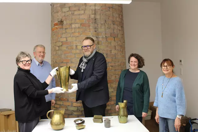 Der Förderverein Tonofenfabrik Stadtmuseum Lahr hat eine bedeutende Fockensammlung an das Stadtmuseum Lahr übergeben: Gabriele Bohnert(v.l.), Erste Vorsitzende des Vereins, Heinrich Caroli, Zweiter Vorsitzender, Erster Bürgermeister Guido Schöneboom, Museumsleiterin Silke Höllmüller und Doris Hurst, Schriftführerin des Vereins | Foto: Stadt Lahr