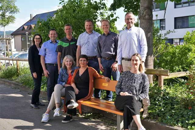 Gemeinsam heißen Stadt und Ortsteile die neuen „Schwätzbänkle“ willkommen: Fachbereichsleiterin Clarissa Isele (v. l. stehend), die Ortsvorsteher Christian Sämann (Nußbach), Andreas Kimmig (Bottenau), Thomas Maier (Ödsbach), Martin Benz (Tiergarten) und Klaus Müller (Stadelhofen). Vorne sitzend (v. l.): Ortsvorsteherin Ilona Ebert (Ringelbach), Eva Woelki (PAuLA e.V.) und die Seniorenbeauftragte Sabrina Lusch  | Foto: Denise Burkart/Stadt Oberkirch