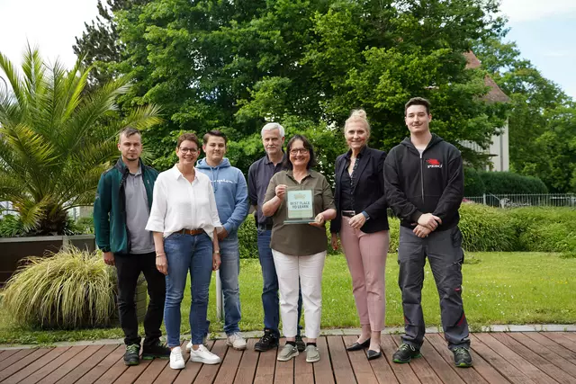 Von links: Bernd Heidenreich (Ausbilder der papiertechnischen Ausbildung), Simone Wölfle (Leiterin Ausbildung und Personalentwicklung), Noah Rösch (ehemaliger Auszubildener zum Mechatroniker), Rolf Schneider (Ausbilder betriebstechnische Ausbildung), Elke Brückner (Ausbildungskoordinatorin), Elke Renz (Bereichsleiterin Personal &amp; Recht), Simon Pfeifer (ehemaliger Auszubildener zum Papiertechnologen) | Foto: Koehler-Gruppe 