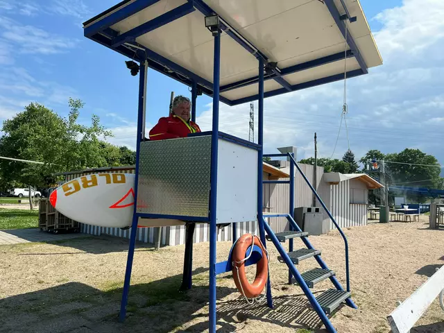 Fred Hugle und sein Team von der DLRG sorgen für die Sicherheit am Gifizsee in Offenburg.  | Foto: mak