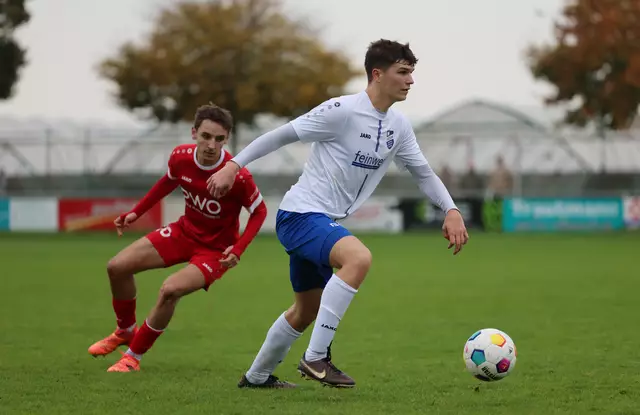 Der SV Niederschopfheim (weißes Trikot) marschiert in der Landesliga weiter vorne weg. | Foto: Breithaupt