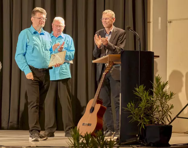 Neues Ehrenmitglied - Markus Heizmann für 40j-jährige Mitgliedschaft zum Ehrenmitglied ernannt- v.l.n.r: Markus Heizmann (Vorsitzender des Vereins); Günter Lerch (2. Vorsitzender des Vereins), Thomas Schenk (Präsident des Chorverbands Kinzigtal) | Foto: (c) Gerhard Große
