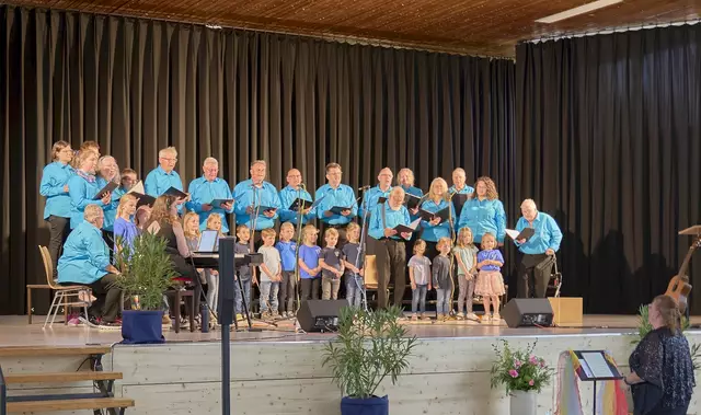 der "Chor für Alle" und die Kinder des "KiKiBi" in perfekter Symbiose | Foto: (c) Gerhard Große