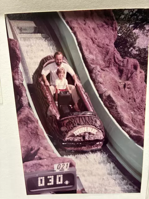 Tina Bohn wird dieses Jahr ebenfalls 50 Jahre alt. Sie schreibt: Meine Eltern sind jedes Jahr einmal mit mir in den Europa-Park gegangen. Jedes Mal war es etwas Besonderes für mich. Das Highlight war immer die Wildwasserbahn! Anbei ein Foto von meinem Papa und mir aus dem Jahr 1982.
 | Foto: Eingereicht von Tina Bohn