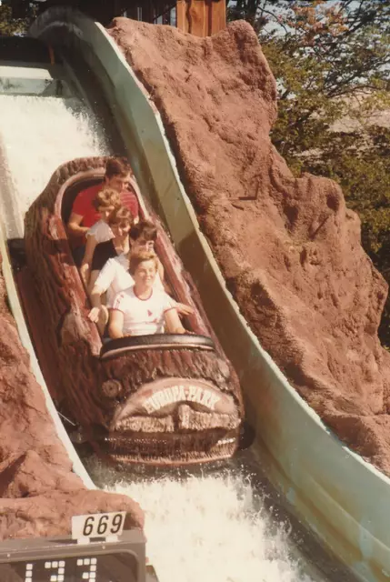 Jede Menge Spaß hatte Kornelia Hellmann aus Kappelrodeck im Juli 1981 mit ihrer Familie beim Besuch im Europa-Park, wie das Foto zeigt, das sie uns schickte.