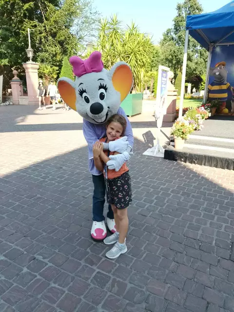 Die sechsjährige Emilia freut sich immer, wenn sie Ed Euromaus und seine Freunde im Europa-Park trifft. Ihre liebste Bahn ist Arthur. | Foto: Eingereicht von Sabine Geist