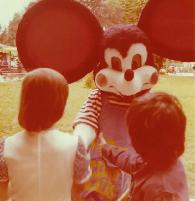 "Das beigefügte Bild ist aus dem Jahre 1977 und wurde bei meinem ersten Besuch im Europa Park aufgenommen. Ich war damals acht Jahre alt und bin links im Bild zu sehen, wie ich gerade der Euromaus die Hand schüttele.
Über die Jahre sind unzählige weitere tolle Besuche im Europa Park dazugekommen und nicht nur die Euromaus hat sich seit damals deutlich verändert", so Ursula Wörner
 | Foto: Eingereicht von Ursula Wörner