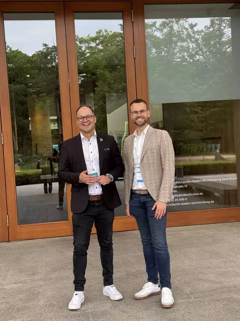 Bürgermeister Martin Aßmuth (l.) mit dem neu gewählten Beisitzer Jonas Breig (r.). | Foto: Gemeinde Hofstetten