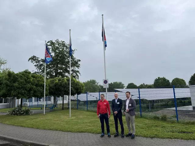 André Kohler, Holger Rauth und Marco Steffens vor der Freiflächenanlage auf dem Werksgelände | Foto: gro