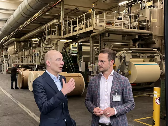 Tesa-Werksleiter Holger Rauth (l.) informiert Oberbürgermeister Marco Steffens über die Nachhaltigskeitsstrategie des Unternehmens am Standort Offenburg. | Foto: gro