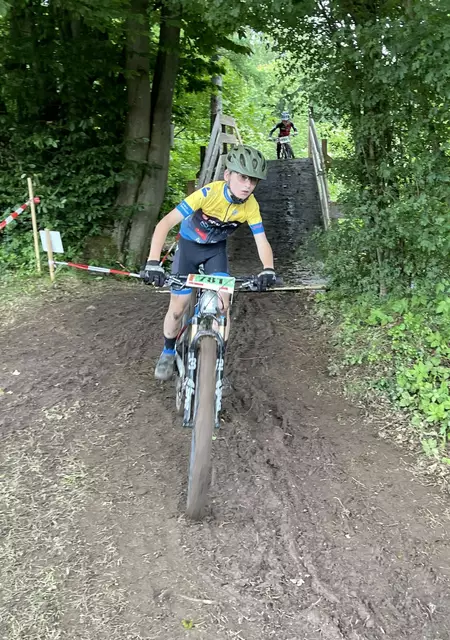 Mats Keller kämpft sich durch den Matsch.