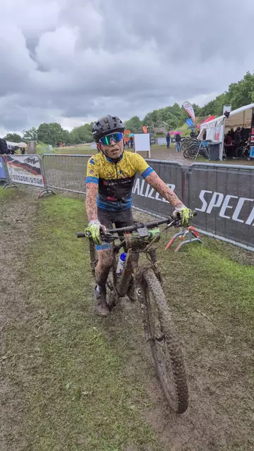 Raphael Finkenzeller erschöpft, aber sehr zufrieden nach einem anstrengenden Schlammrennen. 